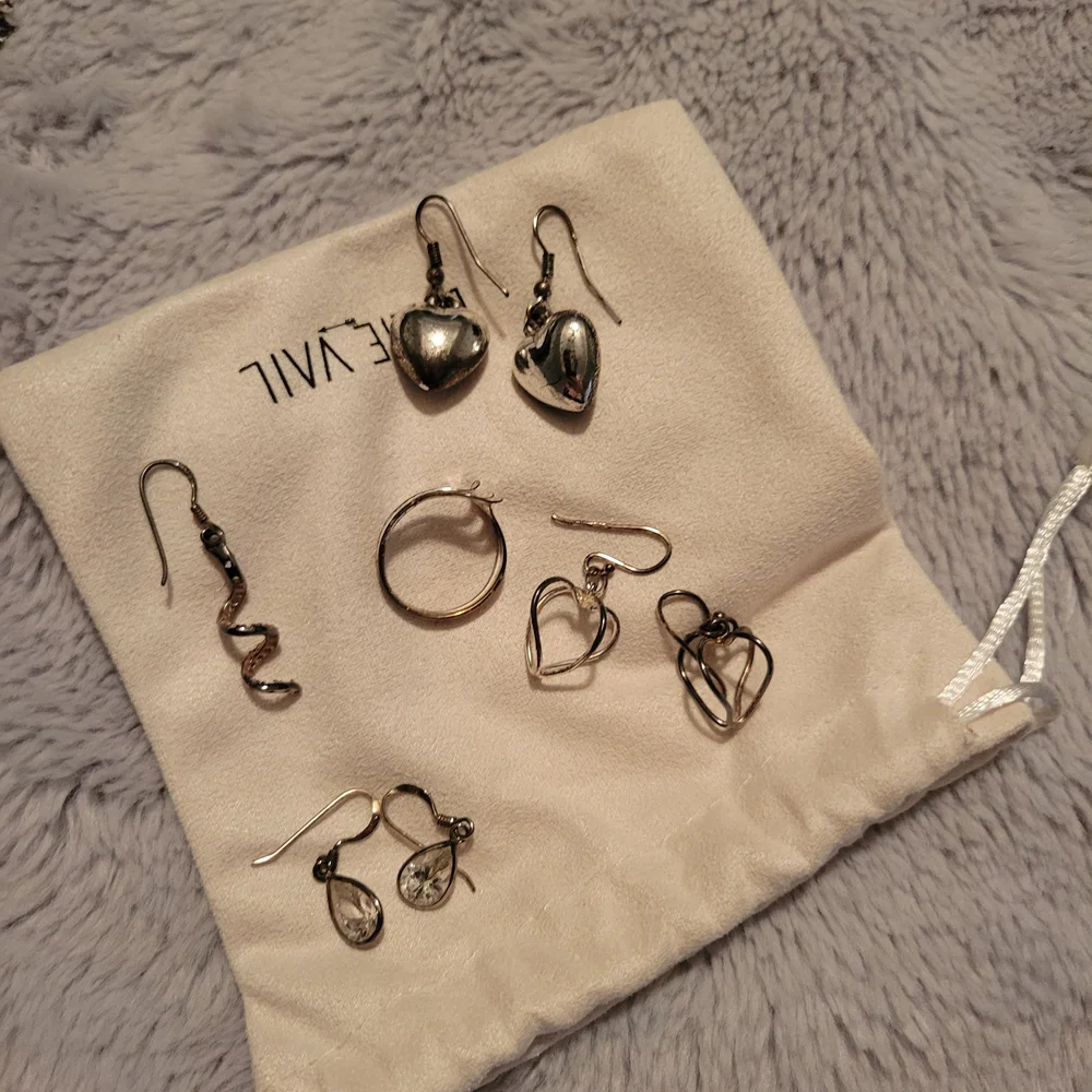 Gold and Black Jewelry Set - Picture 3 of 3
